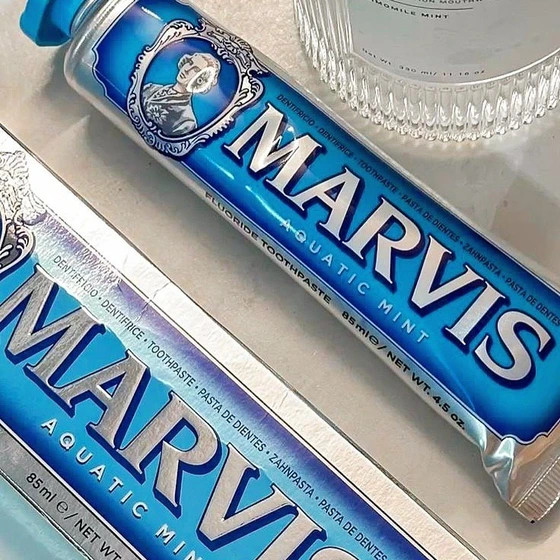 خمیر دندان لوکس MARVIS Aquatic Mint با طعم نعناع خنک و طراوت دریایی، حاوی فلوراید و زایلیتول؛ مناسب پاکسازی روزانه دندانها و ایجاد حس تازگی ماندگار.