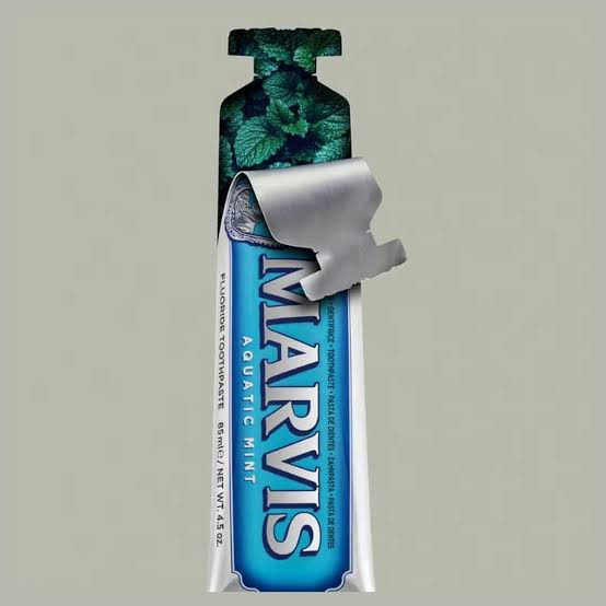 خمیر دندان لوکس MARVIS Aquatic Mint با طعم نعناع خنک و طراوت دریایی، حاوی فلوراید و زایلیتول؛ مناسب پاکسازی روزانه دندانها و ایجاد حس تازگی ماندگار.