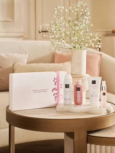 کرم بدن RITUALS The Ritual of Sakura حجم 70 میل با شیر برنج و رایحه لطیف شکوفه گیلاس، برای رطوبترسانی و افزایش نرمی و لطافت پوست؛ با رایحه گلی و دلنشین و سایز کوچک مناسب استفاده روزانه و سفر.