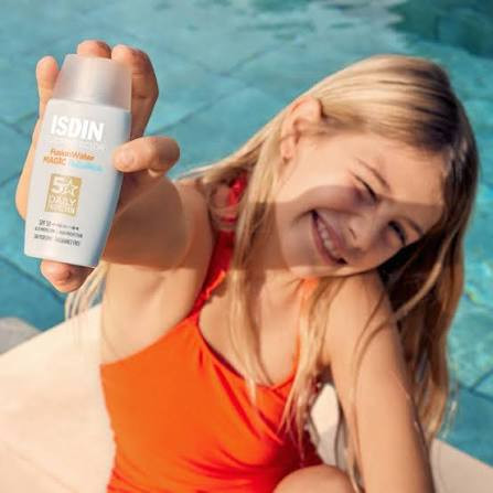 ضد آفتاب ایزدین فیوژن واتر - ISDIN Fusion Water SPF 50 با بافت فوق سبک و پایه آبی، محافظت بالا در برابر UVA و UVB و فرمول Oil-Free؛ مناسب استفاده روزانه و انواع پوست، با قابلیت استفاده در اطراف چشم و جذب سریع بدون ایجاد حس سنگینی.SPF 50