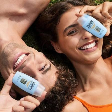 ضد آفتاب ایزدین فیوژن واتر - ISDIN Fusion Water SPF 50 با بافت فوق سبک و پایه آبی، محافظت بالا در برابر UVA و UVB و فرمول Oil-Free؛ مناسب استفاده روزانه و انواع پوست، با قابلیت استفاده در اطراف چشم و جذب سریع بدون ایجاد حس سنگینی.SPF 50