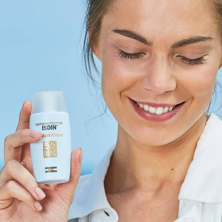 ضد آفتاب ایزدین فیوژن واتر - ISDIN Fusion Water SPF 50 با بافت فوق سبک و پایه آبی، محافظت بالا در برابر UVA و UVB و فرمول Oil-Free؛ مناسب استفاده روزانه و انواع پوست، با قابلیت استفاده در اطراف چشم و جذب سریع بدون ایجاد حس سنگینی.SPF 50
