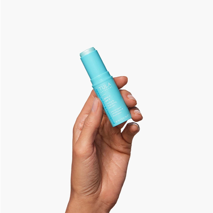 بالم دور چشم TULA Glow + Get It حجم 10 گرم با طراحی استیکی، حس خنکی فوری و جلوهای روشن و شاداب در اطراف چشم ایجاد میکند. قابل استفاده زیر و روی آرایش و مناسب استفاده در طول روز؛ فاقد عطر و رتینول و Cruelty-Free طبق بستهبندی محصول.