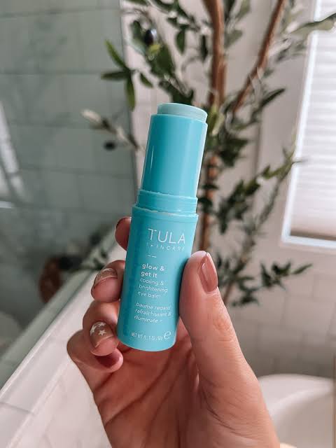 بالم دور چشم TULA Glow + Get It حجم 10 گرم با طراحی استیکی، حس خنکی فوری و جلوه‌ای روشن و شاداب در اطراف چشم ایجاد می‌کند. قابل استفاده زیر و روی آرایش و مناسب استفاده در طول روز؛ فاقد عطر و رتینول و Cruelty-Free طبق بسته‌بندی محصول.