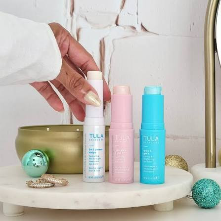 بالم دور چشم TULA Glow + Get It حجم 10 گرم با طراحی استیکی، حس خنکی فوری و جلوهای روشن و شاداب در اطراف چشم ایجاد میکند. قابل استفاده زیر و روی آرایش و مناسب استفاده در طول روز؛ فاقد عطر و رتینول و Cruelty-Free طبق بستهبندی محصول.