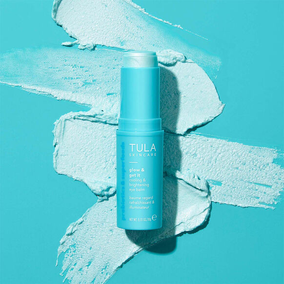 بالم دور چشم TULA Glow + Get It حجم 10 گرم با طراحی استیکی، حس خنکی فوری و جلوهای روشن و شاداب در اطراف چشم ایجاد میکند. قابل استفاده زیر و روی آرایش و مناسب استفاده در طول روز؛ فاقد عطر و رتینول و Cruelty-Free طبق بستهبندی محصول.